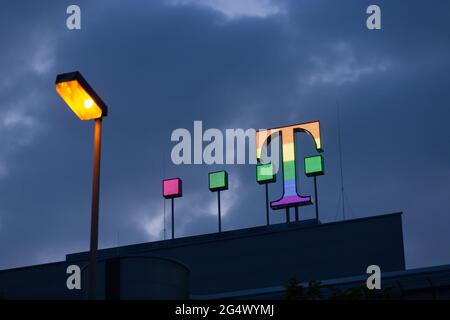 Le logo de Deutsche Telekom AG brille dans des couleurs arc-en-ciel sur le toit du siège social de la société à Bonn, en Allemagne. 23 juin 2021. Crédit : Juergen Schwarz/Alay Live News Banque D'Images