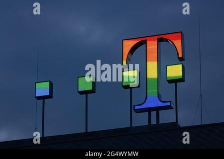 Le logo de Deutsche Telekom AG brille dans des couleurs arc-en-ciel sur le toit du siège social de la société à Bonn, en Allemagne. 23 juin 2021. Crédit : Juergen Schwarz/Alay Live News Banque D'Images