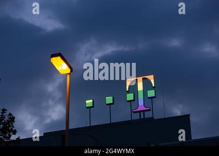 Le logo de Deutsche Telekom AG brille dans des couleurs arc-en-ciel sur le toit du siège social de la société à Bonn, en Allemagne. 23 juin 2021. Crédit : Juergen Schwarz/Alay Live News Banque D'Images