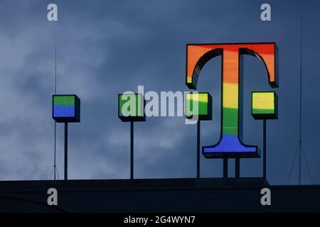 Le logo de Deutsche Telekom AG brille dans des couleurs arc-en-ciel sur le toit du siège social de la société à Bonn, en Allemagne. 23 juin 2021. Crédit : Juergen Schwarz/Alay Live News Banque D'Images