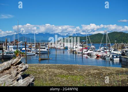 Port de plaisance avec bateaux et voiliers à Gibsons, Colombie-Britannique, Canada Banque D'Images