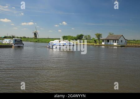 Canotage sur Norfolk Broads Banque D'Images