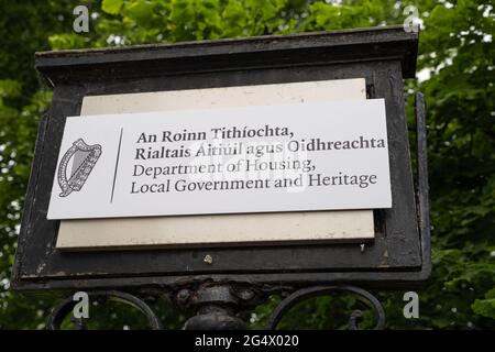 Dublin 1, Dublin, Irlande, 11 juin 2021. Signalisation au ministère du logement à Custom House Banque D'Images