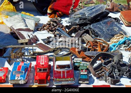 Belgrade, Serbie - 29 mai 2021: Vieux voitures de jouets rétro et autres objets de collection souvenirs vendus sur le marché aux puces de Belgrade pour les collectionneurs. Banque D'Images