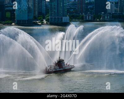 23 juin 2021, New York, New York, États-Unis : le feu FDNY à la retraite a servi NYC comme Marine 1 pendant 58 ans. Il porte le nom de John D. McKedan, un ingénieur marin qui est mort après une explosion de vapeur en 1953 alors qu'il essayait de sauver un autre bateau de feu. Hors service en 2010, y compris le service de sauvetage en 9/11 et acheté à la vente aux enchères. Le bateau est maintenant le projet de préservation McKean de Fireboat. Aujourd'hui, après un hommage au canon à eau du dernier bateau de feu NYFD 343, il s'est arrimée à l'embarcadère 25 de Tribeca sur le fleuve Hudson en tant que navire-musée. Voici le Fireboat 343 saluant son frère retraité Fireboat. (Credit image: © Milo Hess/ZUMA Banque D'Images