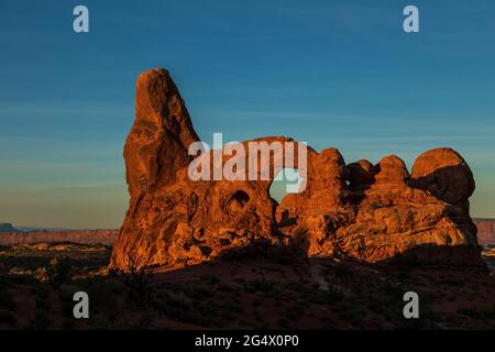 Tourelle Arch au lever du soleil dans le parc national d'Arches, Utah Banque D'Images