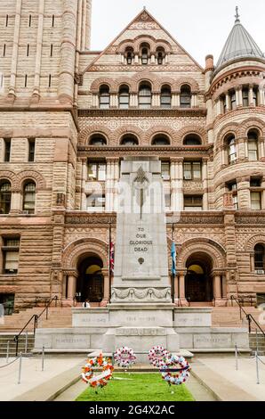 Le vieil hôtel de ville de Toronto Cenopaht par temps nuageux, le monument historique a une tour d'horloge distinctive et a été désigné lieu historique national de CAN Banque D'Images