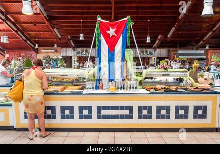 Restaurant-buffet cubain avec un drapeau au milieu. Resort à Santa Maria Key, les gens font une commande dans un restaurant de plats traditionnels. Banque D'Images