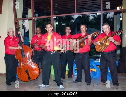 Tourisme: Sextet acoustique musical jouant dans le buffet du restaurant de la station Santa Maria Key. Ils acceptent des conseils pour les performances Banque D'Images