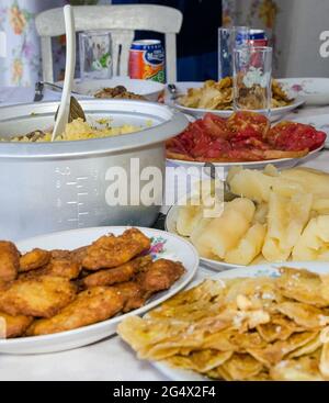 Cuisine cubaine authentique servie table: Une variété d'aliments cubains présentés sur une nappe blanche prête à la consommation. Banque D'Images