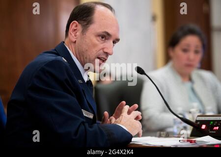 Le général de division Kevin Kennedy, directeur des opérations, United States Cyber Command, comparaît devant une audience du Comité sénatorial sur les services armés - sous-comité sur la cybersécurité pour examiner les récentes attaques de ransomware, dans l'immeuble du Bureau du Sénat Russell à Washington, DC, le mercredi 23 juin 2021. Crédit : Rod Lamkey/CNP/MediaPunch Banque D'Images