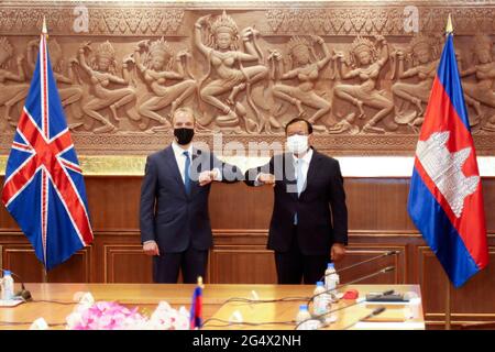 Phnom Penh. 23 juin 2021. Le vice-premier ministre cambodgien et ministre des Affaires étrangères Prak Sokhonn (R) s'est mis à dos avec la visite du secrétaire britannique aux Affaires étrangères Dominic Raab à Phnom Penh le 23 juin 2021. Le Cambodge et la Grande-Bretagne se sont engagés mercredi à renforcer leurs liens bilatéraux et leur coopération dans les domaines de l'économie, du commerce, de l'éducation, du déminage, de la santé, Et l'environnement, a déclaré une déclaration du Ministère cambodgien des affaires étrangères. Credit: Sovannara/Xinhua/Alay Live News Banque D'Images