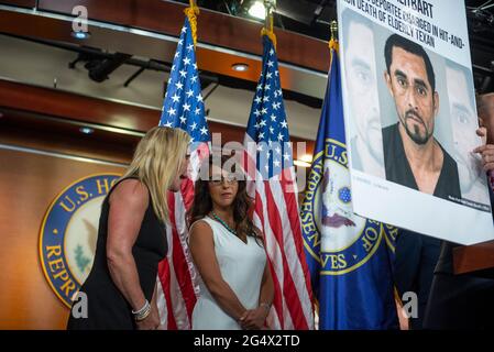 La représentante des États-Unis, Marjorie Taylor Greene (républicaine de la Géorgie), à gauche, s'entretient avec le représentant des États-Unis, Lauren Boebert (républicaine du Colorado), tandis que le représentant des États-Unis, Troy Nehls (républicaine du Texas) Présente une conférence de presse pour présenter une résolution visant à censur le président Joe Biden concernant l'exécution des fonctions de son bureau et l'application des lois sur la sécurité aux frontières et l'immigration, au Capitole des États-Unis, à Washington, DC, le mercredi 23 juin, 2021. Rep Nehls tient une photographie de Marlon Alexander Zavala-Alcantara qui a été six fois déporté sans papiers Hond Banque D'Images