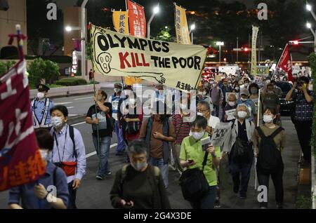 Tokyo, Japon. 23 juin 2021. Les manifestants anti-olympiques tiennent des pancartes pour organiser un rassemblement devant le bureau du gouvernement métropolitain de Tokyo à Tokyo, le mercredi 23 juin 2021. Des centaines de manifestants ont organisé une manifestation un mois avant l'ouverture des Jeux olympiques de Tokyo en 2020. Credit: Yoshio Tsunoda/AFLO/Alay Live News Banque D'Images