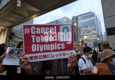 Tokyo, Japon. 23 juin 2021. Les manifestants anti-olympiques tiennent des pancartes pour organiser un rassemblement devant le bureau du gouvernement métropolitain de Tokyo à Tokyo, le mercredi 23 juin 2021. Des centaines de manifestants ont organisé une manifestation un mois avant l'ouverture des Jeux olympiques de Tokyo en 2020. Credit: Yoshio Tsunoda/AFLO/Alay Live News Banque D'Images