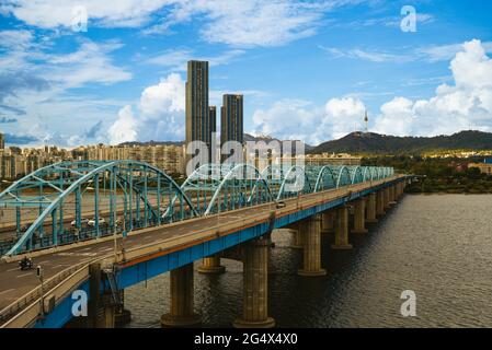 tour de séoul et pont dongjak au-dessus du fleuve han à séoul, en corée du sud Banque D'Images