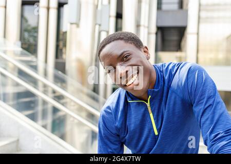 Homme souriant debout sur l'escalier Banque D'Images