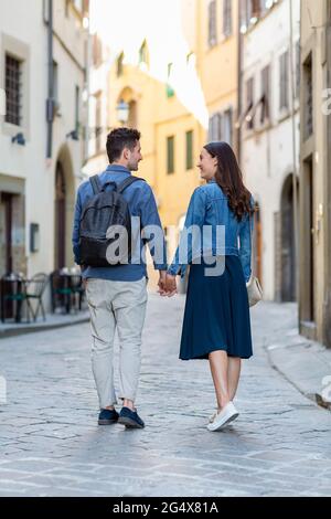 Couple touristique tenant les mains en marchant sur la piste Banque D'Images