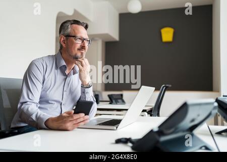 Attention, main sur le menton, vue sur le bureau Banque D'Images