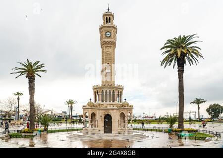Tour de l'horloge d'Izmir avec palmiers sur la place Konak en hiver, Izmir, Turquie Banque D'Images