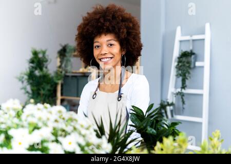 Femme propriétaire souriant à l'usine Banque D'Images