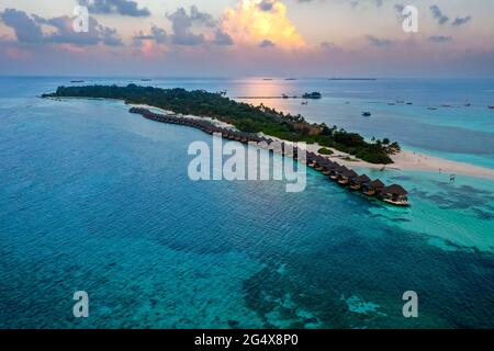 Maldives, atoll de Lhaviyani, vue en hélicoptère de l'île de Kuredu au crépuscule Banque D'Images