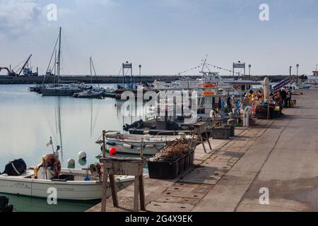 Marché aux poissons au port de Numana, un vieux village de pêcheurs avec son centre historique situé au sommet de ruelles et maisons colorées. Banque D'Images