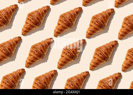 Croissants au beurre frais sur fond beige Banque D'Images