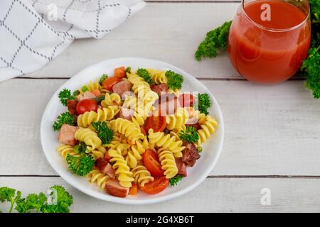 Pâtes délicieuses avec légumes et jambon coupé. Banque D'Images