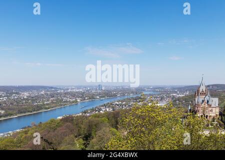 Allemagne, Rhénanie du Nord Westphalie, vue sur le Rhin, Konigswinter, Bonn, Cologne et Château de Drachenburg vu de la colline de Drachenfels au printemps Banque D'Images