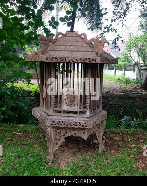 certaines cages à oiseaux pendent devant la maison Banque D'Images