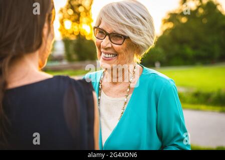 Grand-mère heureuse regardant la petite-fille dans le parc Banque D'Images