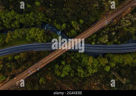 Vue aérienne de l'autoroute s'étendant sous le vieux viaduc Banque D'Images