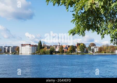 Allemagne, Berlin, rivière Spree avec des bâtiments de l'arrondissement de Treptow-KoenickÂ en arrière-plan Banque D'Images