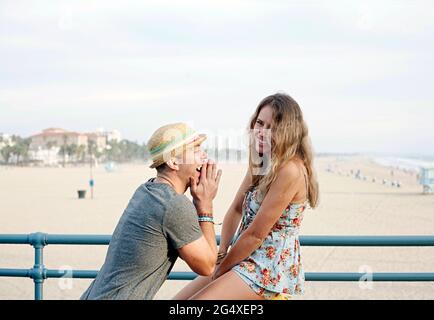 Une femme heureuse avec un petit ami en vacances à la plage de Santa Monica Banque D'Images