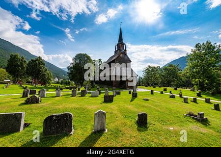 L'église Kaupanger Stave au milieu des citentatives à Kaupanger, Vestland, Norvège Banque D'Images