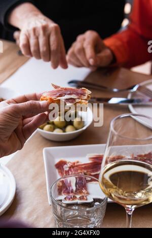 Des amis qui ont des tapas à table au restaurant Banque D'Images