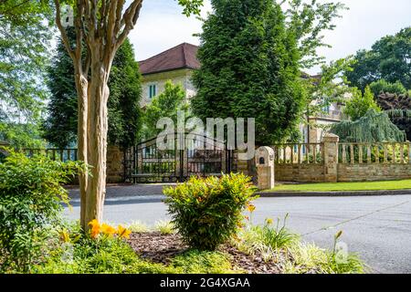 Quartier de luxe près de la rivière Chattahoochee à Sandy Springs, Géorgie. (ÉTATS-UNIS) Banque D'Images