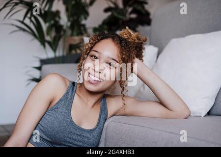 Smiling woman leaning on desk Banque D'Images