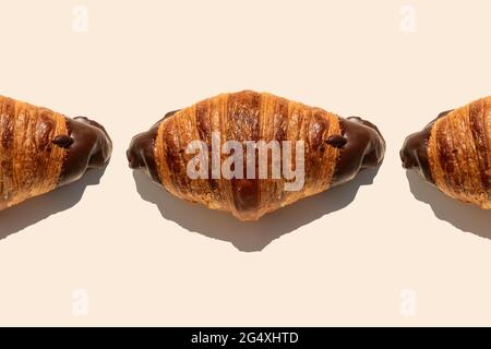 Croissants au chocolat sur fond beige Banque D'Images