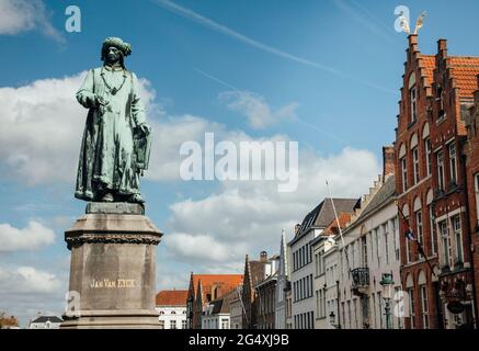 Belgique, Flandre Occidentale, Bruges, Statue de Jan van Eyck Banque D'Images