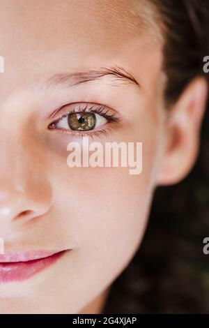 Fille souriante avec des yeux voiles Banque D'Images