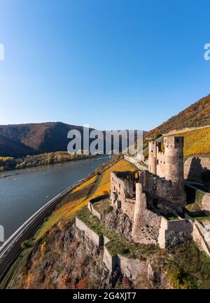 Château d'OLE Ehrenfels sur une colline sous ciel bleu à Hesse, Allemagne Banque D'Images