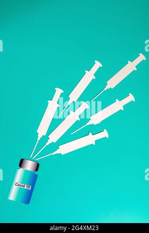 Découpes de papier 2D des seringues de blanchiment et bouteille de vaccin Banque D'Images