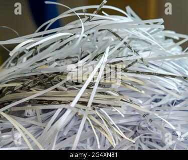 Papier blanc déchiqueté dans une boîte à carton. Banque D'Images