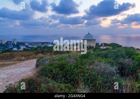 Heure bleue (après le coucher du soleil) vue sur la chapelle de la Sainte famille, et la mer Méditerranée, à Haïfa, Israël Banque D'Images