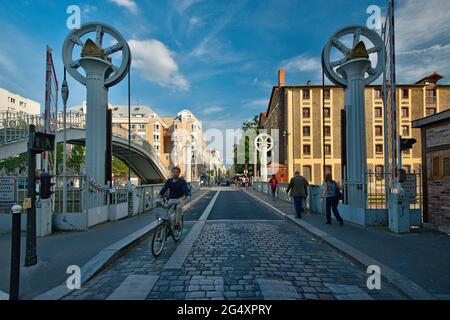 FRANCE, PARIS (75019), PONT DE LA RUE DE CRIMEE ENTRE LE CANAL DE L'OURCQ ET LE BASSIN DE LA VILLETTE Banque D'Images