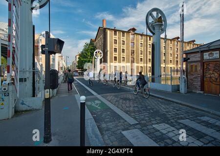 FRANCE, PARIS (75019), PONT DE LA RUE DE CRIMEE ENTRE LE CANAL DE L'OURCQ ET LE BASSIN DE LA VILLETTE Banque D'Images