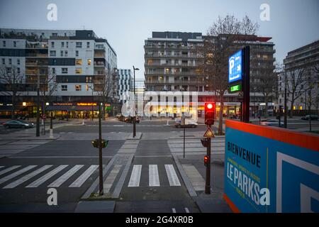 FRANCE, PARIS (75019), BOULEVARD MACDONALD LA NUIT Banque D'Images