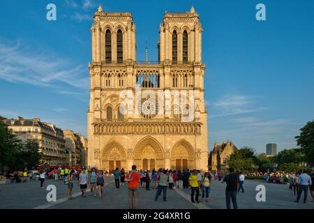 FRANCE, PARIS (75004), PARVIS NOTRE-DAME - PLACE JEAN-PAUL II, CATHÉDRALE NOTRE-DAME DE PARIS Banque D'Images